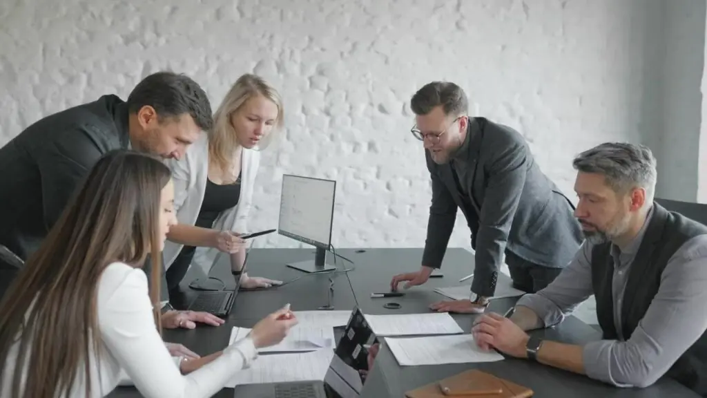 Equipo revisando la estrategia de marketing en una reunión