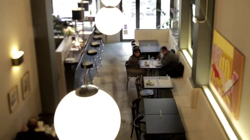 Sala de un restaurante con clientes