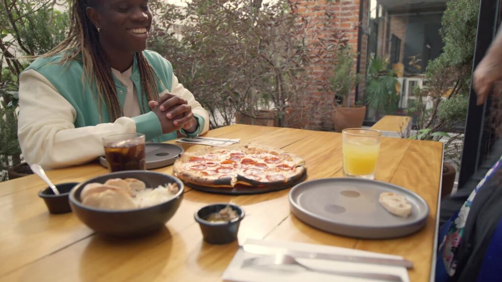 Clientes disfrutando de una comida en un restaurante