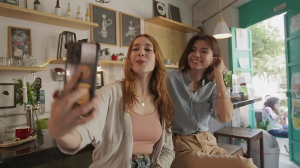 Grabación de contenido para redes sociales en una cafetería