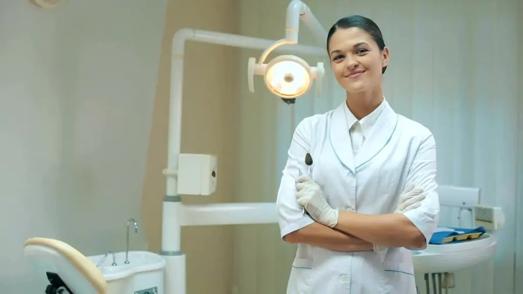 Dentista en su clínica dental