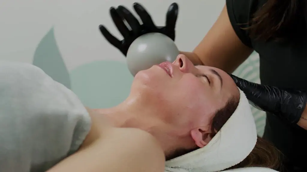 Tratamiento facial en un centro de estética