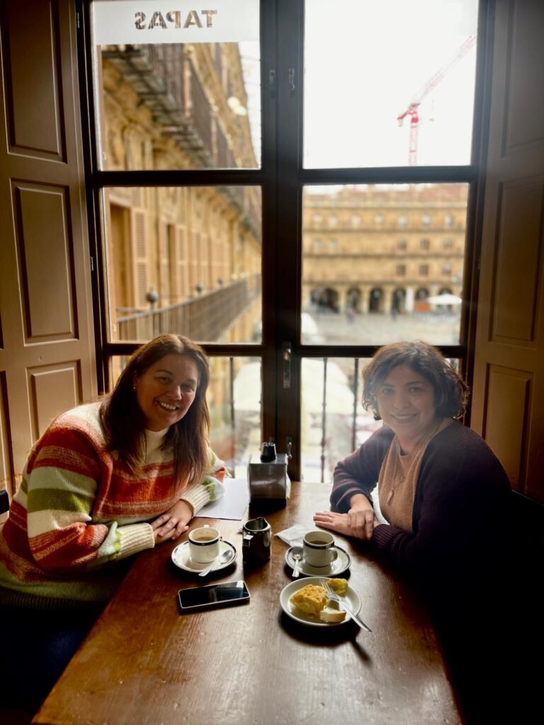 Marisa González y Lula Pillasagua trabajando en un café de la Plaza Mayor de Salamanca